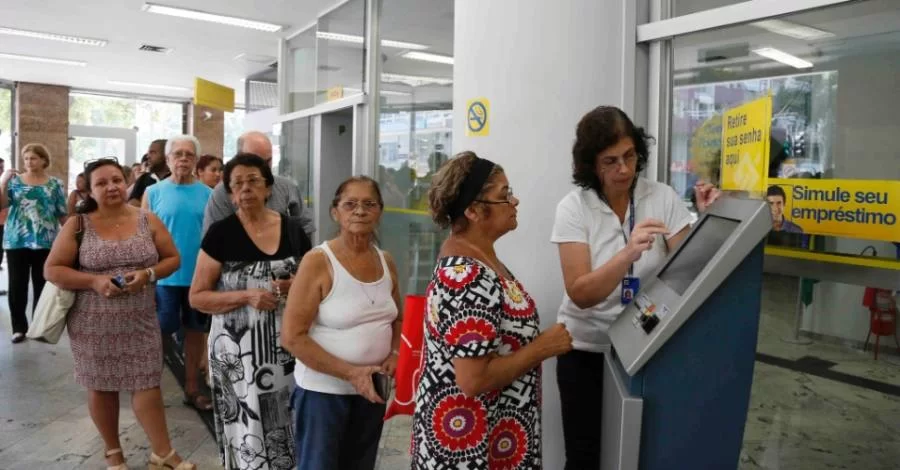 Correntista recorre ÃÂ¡ justiÃÂ§a e consegue indenizaÃÂ§ÃÂ£o de Banco por esperar quase 2 horas em fila