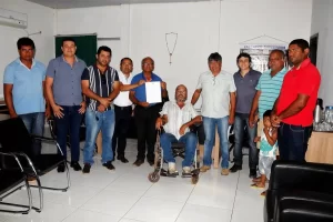 Prefeito de TocantÃÂ­nia, Manoel Silvino,  assina ordem de serviÃÂ§o para pavimentaÃÂ§ÃÂ£o asfÃÂ¡ltica