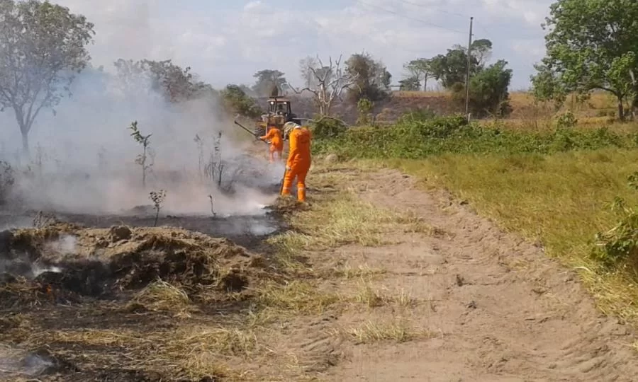 Brigadistas de Bandeirantes combatem incÃªndio em propriedade rural