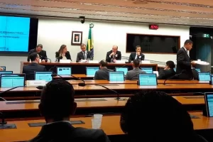 Carlesse nÃÂ£o aparece em audiÃªncia na CÃÂ¢mara e secretÃÂ¡rio de SeguranÃÂ§a PÃÂºblica ÃÂ© aconselhado a deixar cargo