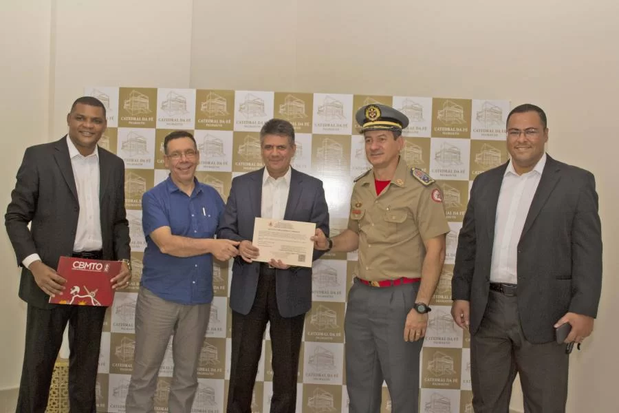 Comandante Geral do Corpo de Bombeiros Militar entrega certidÃÂ£o de Regularidade ÃÂ  Igreja Universal