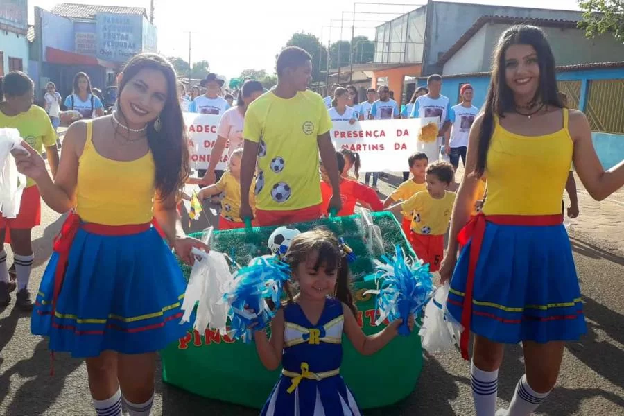 Couto MagalhÃÂ£es realiza caminhada cÃÂ­vica resgatando a cultura do estado e a histÃÂ³ria do municÃÂ­pio
