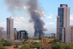 IncÃªndio de grandes proporÃÂ§ÃÂµes atinge mata no centro de Palmas e deixa trÃÂ¢nsito comprometido