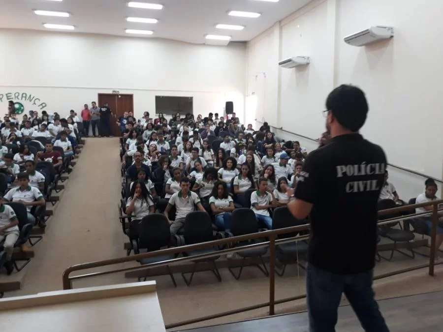Projeto PolÃÂ­cia Civil vai ÃÂ  Escola reÃÂºne centenas de estudantes em Colinas