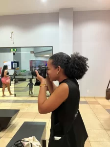 Entre luzes, gestos e silêncios: exposição fotográfica transforma o teatro universitário em poesia visual