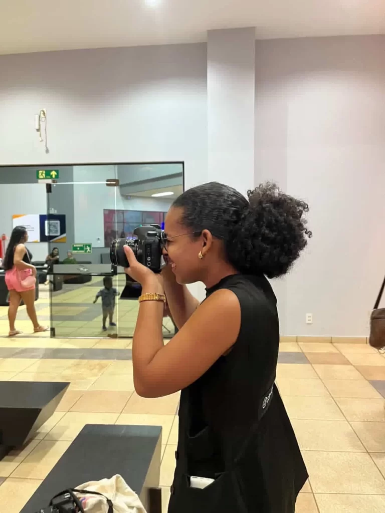 Entre luzes, gestos e silêncios: exposição fotográfica transforma o teatro universitário em poesia visual