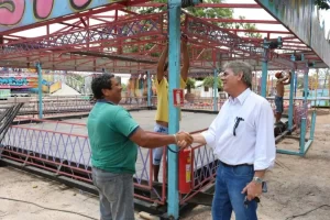 Festa do peÃÂ£o de Bandeirantes: prefeito vistoria estrutura do evento para abertura oficial