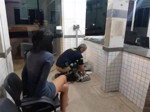 Mulher de 18 anos ÃÂ© presa com quase 30 kg de maconha em malas