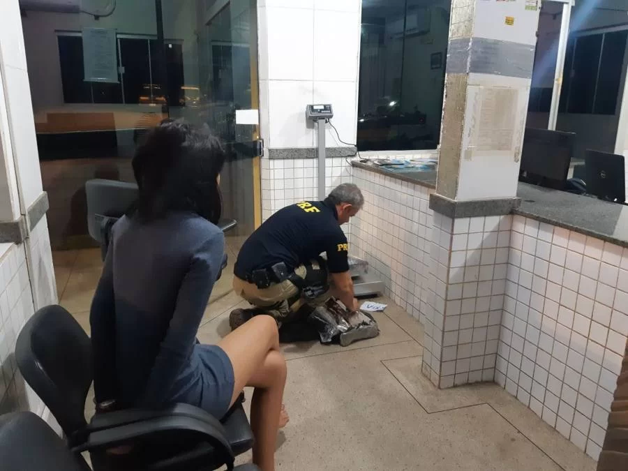 Mulher de 18 anos ÃÂ© presa com quase 30 kg de maconha em malas