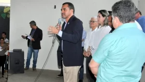 Governador em exercÃÂ­cio entrega caminhÃÂ£o e equipamentos para setor produtivo de Palmas