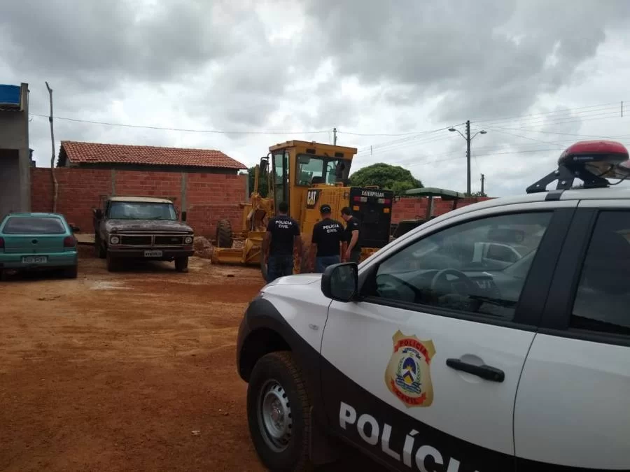 PolÃÂ­cia CÃÂ­vil realiza operaÃÂ§ÃÂ£o na prefeitura de CarmolÃÂ¢ndia; Suspeitos estariam usurpando peÃÂ§as e veiculos do municipio para uso particular