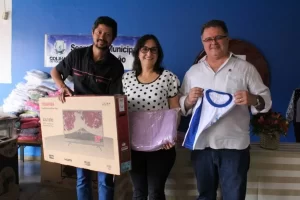 Escolas de Colinas recebem kit escolar e uniformes novos