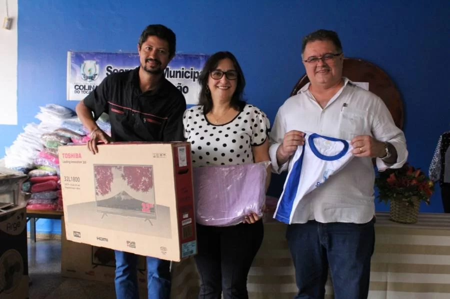Escolas de Colinas recebem kit escolar e uniformes novos