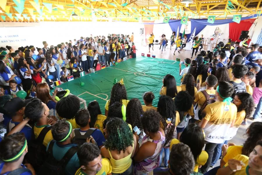 Com escolas decoradas estudantes dÃÂ£o um show de patriotismo e sonham com o hexa