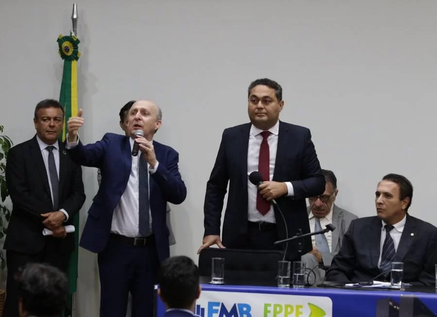 Prefeitos comemoram aprovaÃÂ§ÃÂ£o pela CÃÂ¢mara dos Deputados