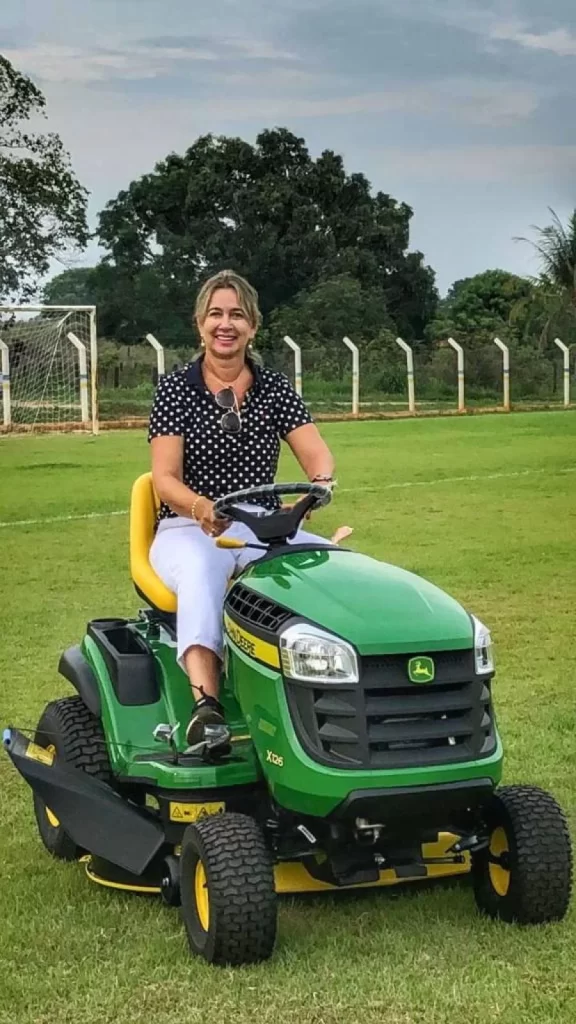 Com recursos prÃÂ³prios, Prefeitura de Arapoema adquire trator de jardinagem para o municÃÂ­pio