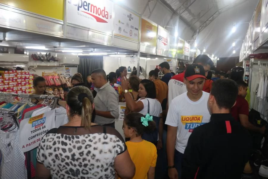 Sucesso de pÃÂºblico marca a abertura do Liquida Tudo AraguaÃÂ­na