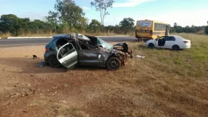 Acidente entre ÃÂ´nibus escolar e carro deixa ferido
