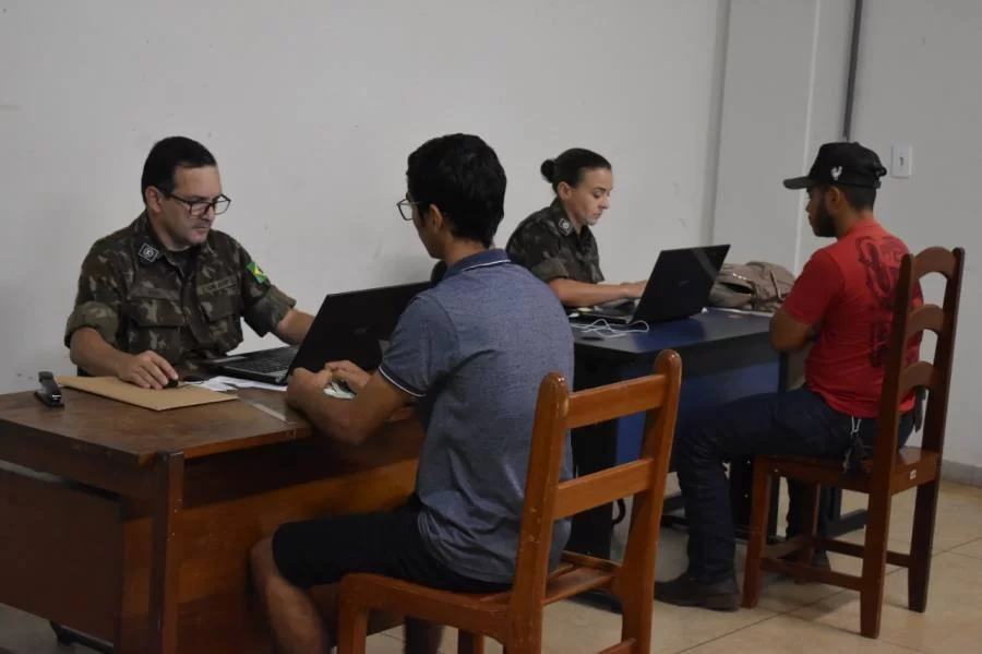 Jovens iniciam seleÃÂ§ÃÂ£o do Exercito Brasileiro para Tiro de Guerra em Colinas