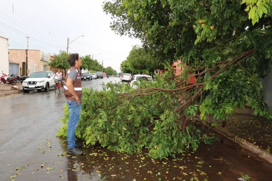 Pancada de chuva causa transtorno em Colinas do Tocantins; Defesa Civil avalia impacto