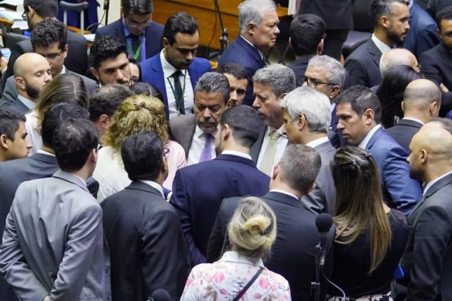 OposiÃÂ§ÃÂ£o pede cassaÃÂ§ÃÂ£o de Eduardo Bolsonaro por fala sobre AI-5