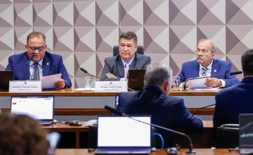 Relatório do senador Eduardo Gomes sobre a regulamentação da Inteligência Artificial é aprovado por unanimidade em Comissão do Senado