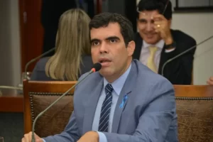 ConvocaÃÂ§ÃÂ£o extraordinÃÂ¡ria da CCJ causa climÃÂ£o entre Ayres e colegas membros da comissÃÂ£o