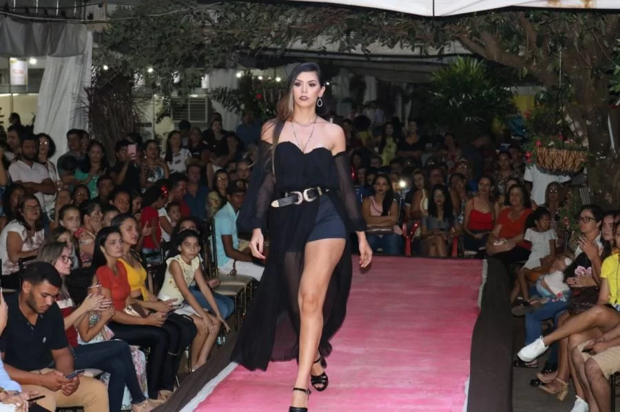 Desfile de modas ÃÂ© destaque na primeira noite do II Liquida Modas Colinas