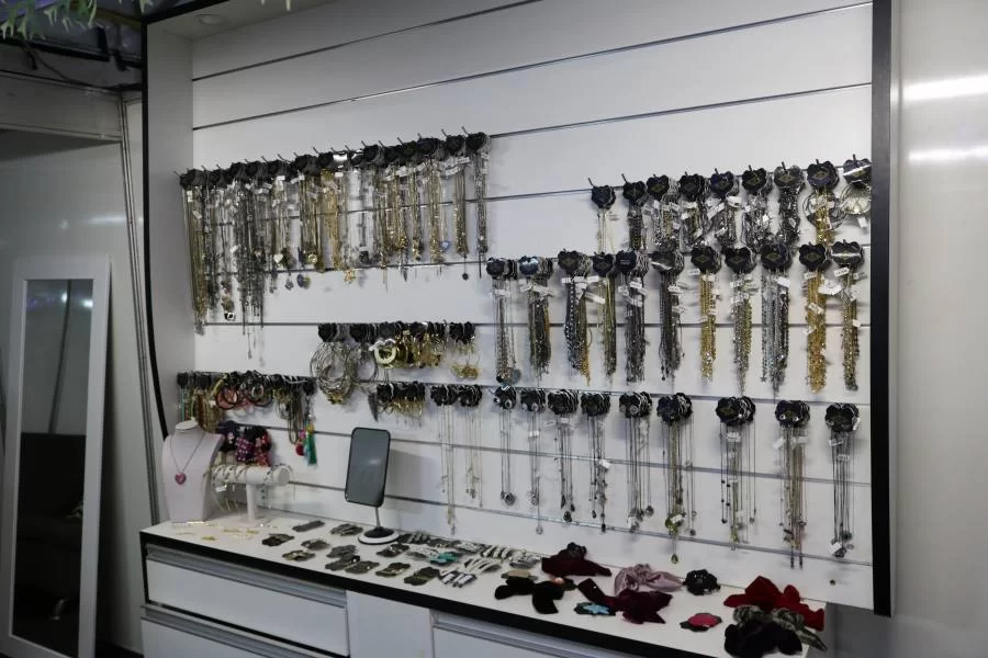 EmpresÃÂ¡ria leva o brilho das semi joias para evento Liquida Modas