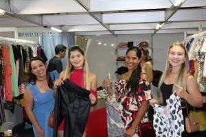 ElegÃÂ¢ncia Modas expÃÂµe novidades no Liquida Modas