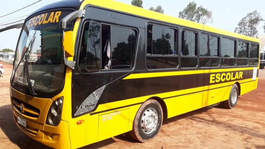 Prefeitura de Couto MagalhÃÂ£es entrega ÃÂ´nibus escolar ao assentamento 700
