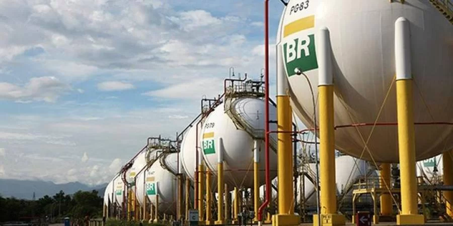 Petrobras reajusta gasolina em 2,8% nas refinarias