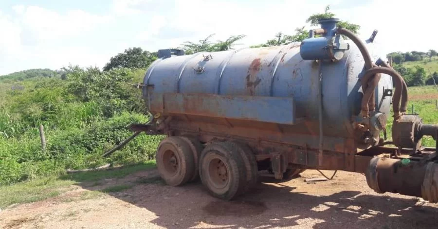 PolÃÂ­cia Civil prende motorista de caminhÃÂ£o limpa-fossa despejando detritos prÃÂ³ximo a plantaÃÂ§ÃÂ£o de legumes no interior do Estado