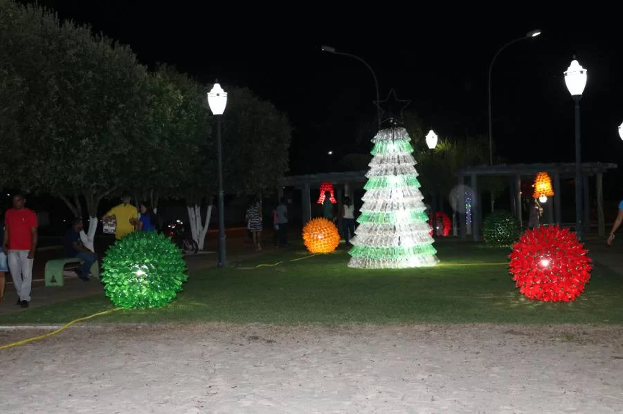 Prefeitura de Bernardo SayÃÂ£o lanÃÂ§a decoraÃÂ§ÃÂ£o natalina feita com material reaproveitado