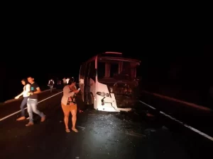 Micro-ÃÂ´nibus se envolve em grave acidente na BR-153; PRF confirma 03 vÃÂ­timas fatais