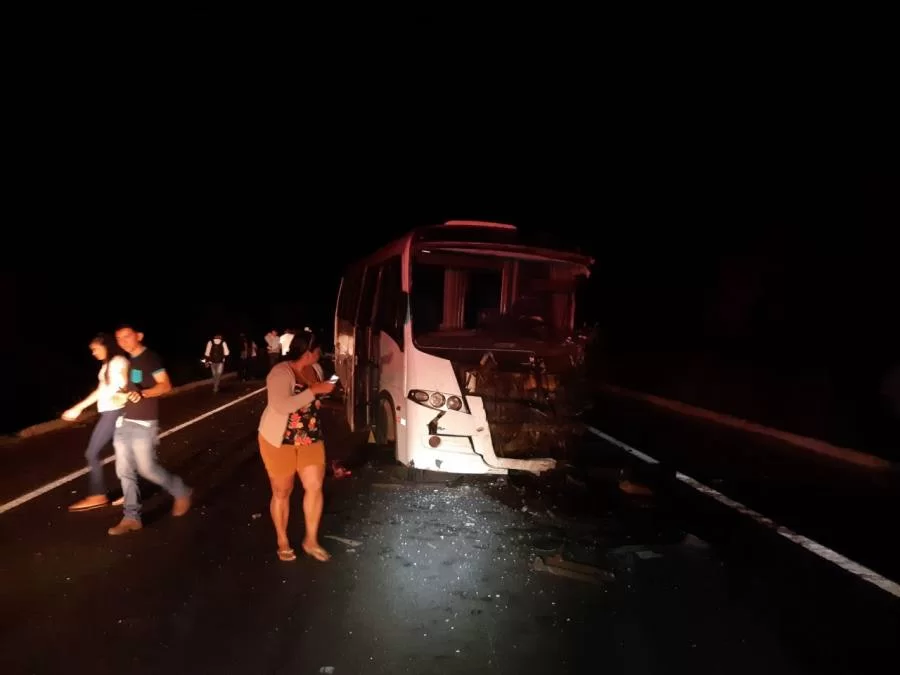 Micro-ÃÂ´nibus se envolve em grave acidente na BR-153; PRF confirma 03 vÃÂ­timas fatais