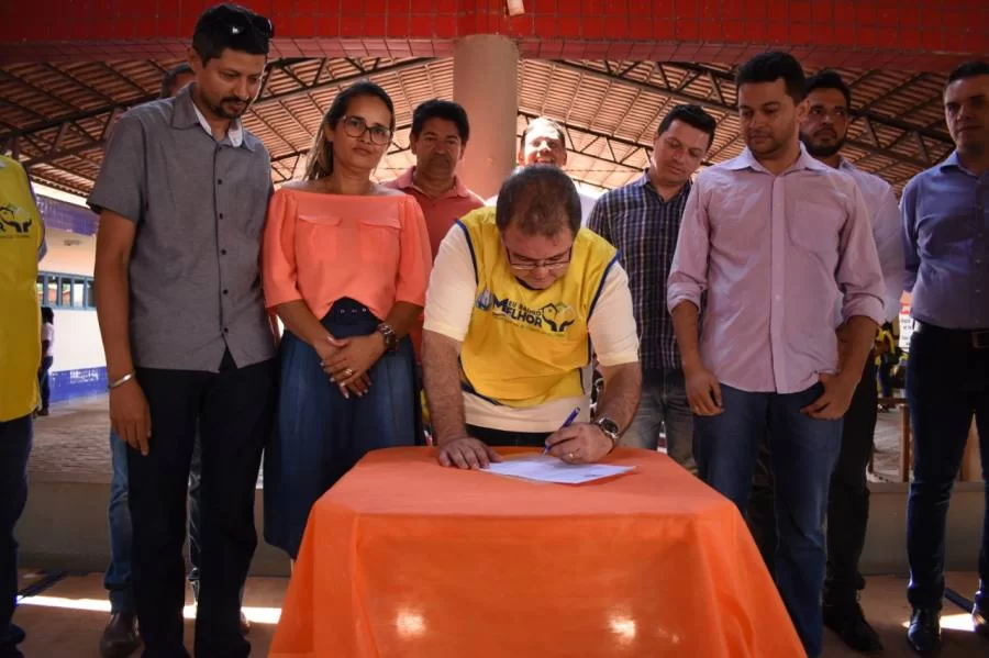 Prefeito Adriano Rabelo assina ordem de serviÃÂ§o para ConstruÃÂ§ÃÂ£o de Escola, no bairro Santo AntÃÂ´nio