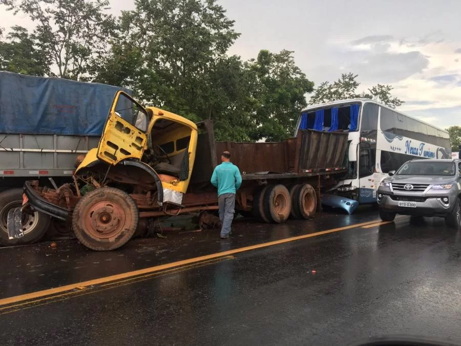 Ãânibus de turismo se envolve em acidente na BR-153, prÃÂ³ximo a Presidente Kennedy