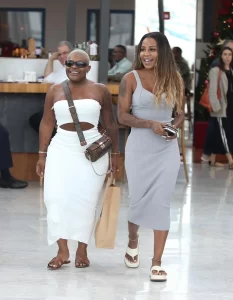 Jojo Todynho rouba a cena em dia de compras no Village Mall, no Rio de Janeiro