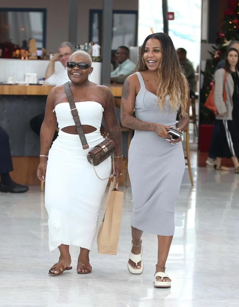 Jojo Todynho rouba a cena em dia de compras no Village Mall, no Rio de Janeiro