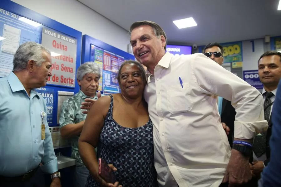 Bolsonaro vai a lotÃÂ©rica apostar no '13' na Mega da Virada