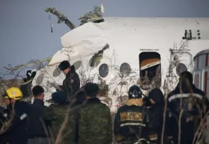 AviÃÂ£o cai no CazaquistÃÂ£o e mata 15 pessoas das 100 que estavam a bordo