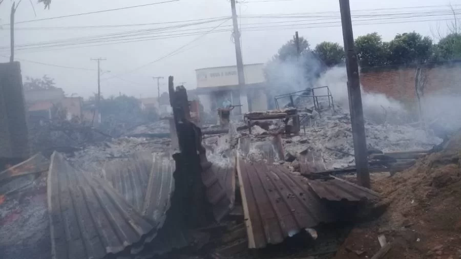 Curto em poste de energia provoca incÃªndio em marcenaria no norte do Tocantins