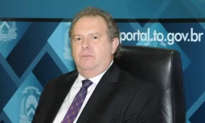 Mauro Carlesse rebate Ronaldo Dimas: "A sorte dele ÃÂ© que resolvi o problema do buracÃÂ£o em AraguaÃÂ­na, senÃÂ£o era capaz dele cair dentro"