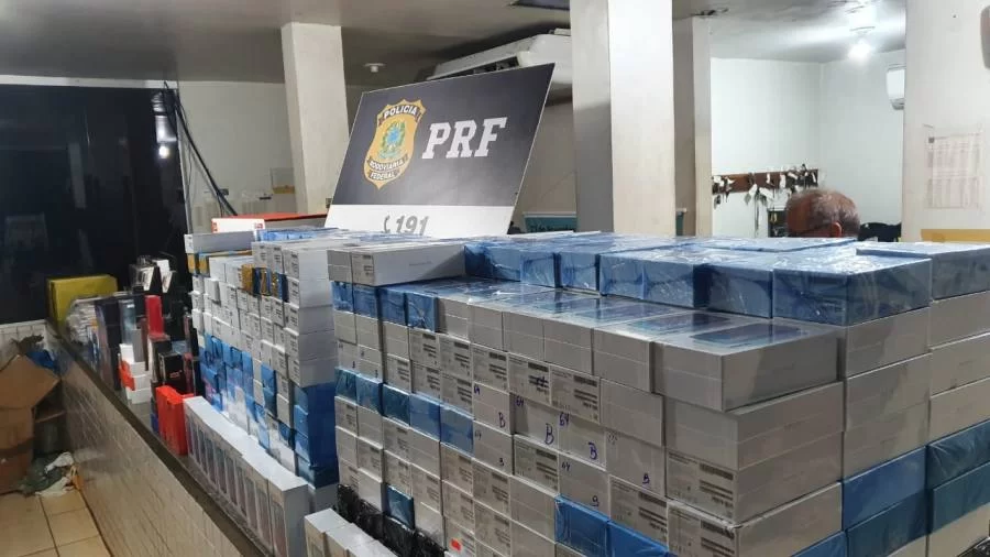 PolÃÂ­cia apreende celulares xiaomi, iphones, relÃÂ³gios smart e perfumes importados