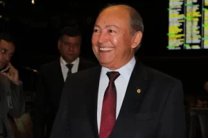 LÃÂ¡zaro defende ida de KÃÂ¡tia para o PP "pelas vias normais": "nÃÂ£o ÃÂ© sÃÂ³ pegar um partido ÃÂ  forÃÂ§a", diz
