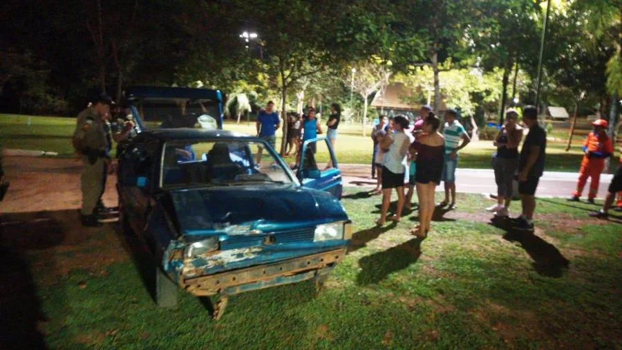 Motorista embriagado invade o Parque Cesamar e bate em ponte de concreto