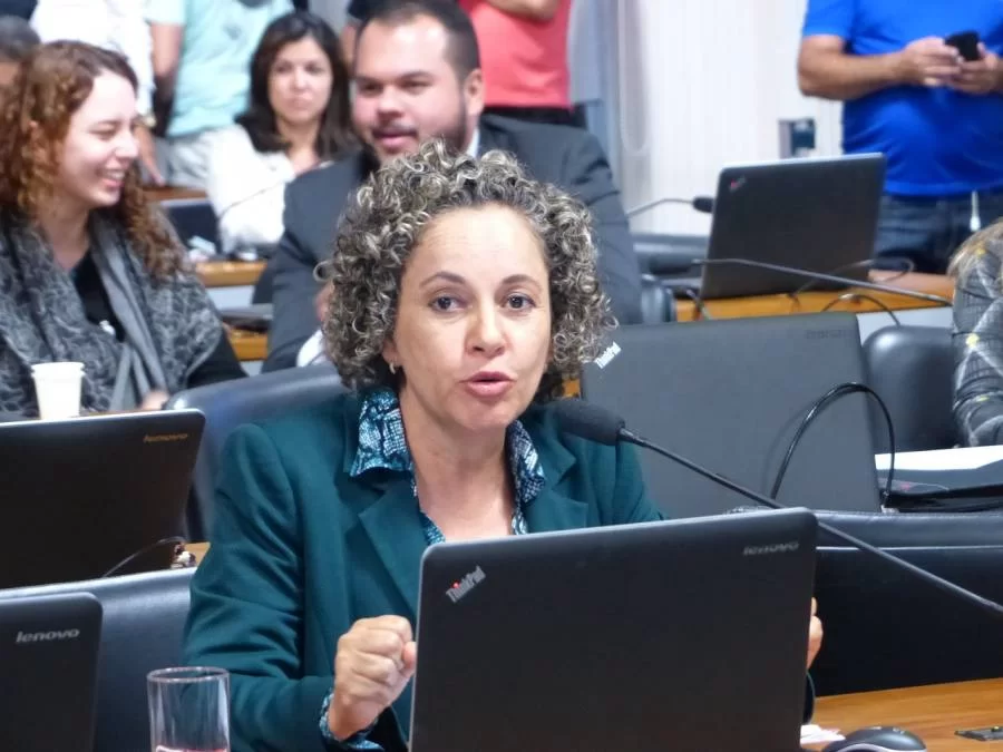 Josi comemora a aprovaÃÂ§ÃÂ£o do relatÃÂ³rio da MP 827 em ComissÃÂ£o Mista