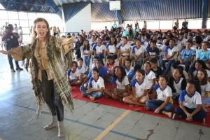 FundaÃÂ§ÃÂ£o Roberto Marinho promove contaÃÂ§ÃÂ£o de histÃÂ³rias e oficinas na Escola Caic