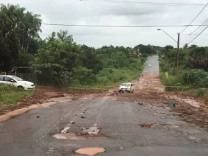 Susto: Forte chuva abre cratera na Avenida Alto ParnaÃÂ­ba, em Colinas